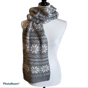 NWT Ladies Old Navy reversible snowflake scarf